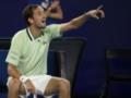  Ты тупой? На меня смотри : российский теннисист позорно вызверился на судью в матче Australian Open