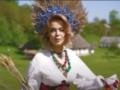 Алина Гросу в веночке и старинной вышиванке сняла клип в Черновцах, в котором показала свою семью