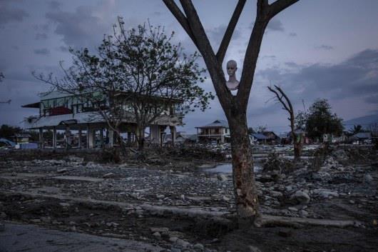 Появились страшные кадры с места катастрофы в Индонезии