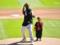 Папа Канье Уэст с двухлетним сыном сыграл в бейсбол, как когда-то со своей мамой