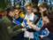 В Харькове гвардейцы на практике обучают школьников основам военного ремесла