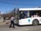 В Кемерово неадекват напал с лопатой на автобус