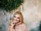 Улыбающаяся Ирина Федишин посветила обнаженным плоским животиком в праздничной фотосессии