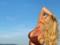Ирина Федишин в леопардовом купальнике игриво попозировала на пляже в Болгарии
