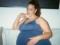 Беременная Эшли Грэм в одном свитере без трусов ошарашила огромным животом на 40 неделе