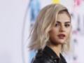 Гомес с новым цветом волос и Гага с экстремальным декольте: чем звезды удивляли на American Music Awards-2017