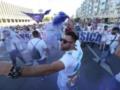 Фанаты  Реал  с барабанами и баннерами  раскрасили  центр в белый цвет