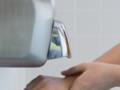 Ученые доказали смертельную опасность сушилок для рук