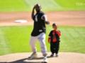 Папа Канье Уэст с двухлетним сыном сыграл в бейсбол, как когда-то со своей мамой