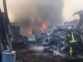 В Харькове горела огромная куча автомобильных шин