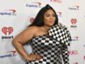 Пышнотелая Lizzo в золотистом купальнике эротично покрутила бедрами
