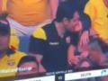 В Эквадоре футбольного фаната застали за поцелуем на трибунах: он сделал вид, что не знает девушку