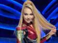 Оля Полякова в венке из одуванчиков устроила импровизированный фотосет на поляне