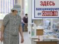 Во Львове и Днепре люди массово стоят в очередях на вакцинацию