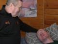 Легендарный воин Виталий Шумей после тяжелого ранения шутит и общается с братом.