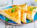 Конвертики из лаваша с вкусной начинкой для перекуса: рецепт оригинального блюда за 10 минут