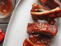 Вкуснее и проще, чем шашлык: сочные запеченные свиные ребрышки в медово-чесночной глазури