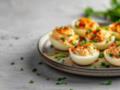 Вкусные фаршированные яйца с вкусной начинкой: рецепт самой бюджетной закуски