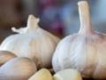 Как за 30 секунд почистить очень много чеснока без ножа: делимся лайфхаком, который работает