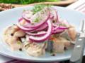 Маринованная сельдь в томатном соусе: рецепт пикантной и вкусной закуски, которая понравится всем