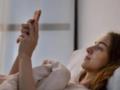 Безопасно ли класть смартфон возле кровати на ночь: объяснение