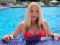 Сумская запостила фото с дочерью, где они позировали в купальниках