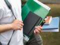 В университет  поступают  или  поступают : объяснение