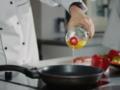 Масло во время жарки брызгает и пачкает кухню: лайфхаки, которые помогут решить проблему
