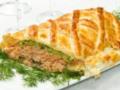 Самый бюджетный и вкусный рыбный пирог из слоеного теста, с оливкам, сыром и помидорами: простой рецепт