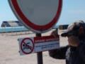 Оккупанты запретили жителям Геническа купаться на всех пляжах города: в сети раскрыли подробности.