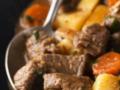 Самый вкусный тушеный картофель с мясом: добавьте перец и баклажаны