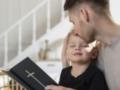 Что должны делать крестные родители: кого можно брать в кумовья
