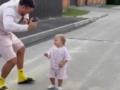 Усик растрогал танцами с годовалой дочкой