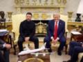 Стало известно, какой подарок Зеленский вручил Трампу во время визита в США