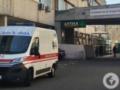 В Киеве мужчина выпал из окна дома и  преземлился  на крышу авто: пострадавшего госпитализировали.