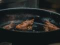 Чем отмыть неприятный рыбный и мясной запах из посуды – кастрюль и сковород: понадобится всего один продукт