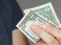 Украинцы находят в кошельках доллары со штампом: принимают ли их банки и обменники