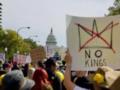 В США массовые протесты против политики Трампа