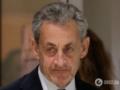 Под крики толпы: экс-президент Франции Николя Саркози покинул свой дом и отправился в тюрьму.