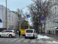 В центре Киева в провале дороги застрял троллейбус
