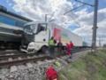 Грузовой автомобиль протаранил локомотив поезда Перемышль-Харьков