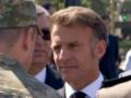 В Париже украинские ветераны подарили Макрону шевроны: как отреагировал президент Франции