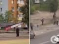 В Днепре водитель влетел в остановку транспорта: от удара людей отбросило на дорогу.