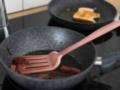 Чем до блеска отмыть нагар и старый жир на пригорелых сковородах: два лучших безопасных домашних средства
