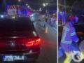 В центре Киева столкнулись две легковушки: пострадавшего из салона разбитой машины извлекали спасатели. Фото и видео