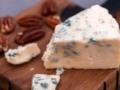 Можно ли просто срезать плесень с сыра: специалисты объяснили, когда это опасно