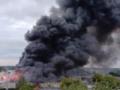 Крупный пожар в Варшаве: сгорел салон со всеми автомобилями