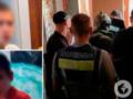 В Киеве, в районе Подола, двое подростков нападали на женщин и били их кастетом и ножом. Преступление зафиксировала камера