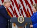 Трамп носит подгузник? The Mirror подловили 80-летнего президента США со странной выпуклостью под одеждой.