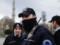 Полицейский прошелся по полю разговаривая по телефону во время матча Кубка Турции